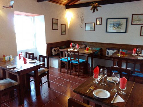Indoor seating at O Esconderijo in Faial
