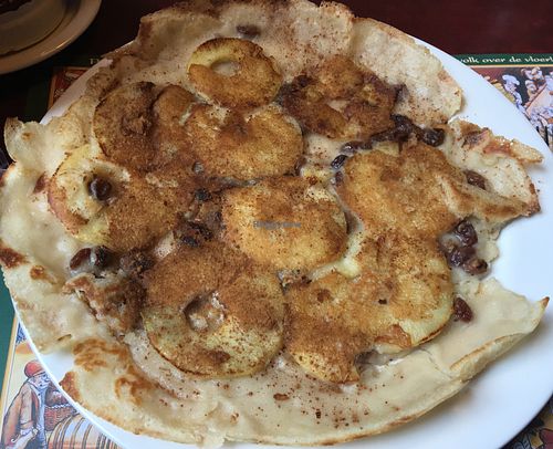 Vegan pancake with apple, raisins and cinnamon at Smickel in Soest