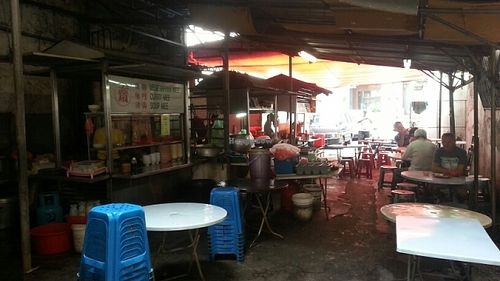 From the other side next to the ";Mee";. The stall itself has no signage at Vegetarian Stall - Jalan Hang Lekiu in Kuala Lumpur