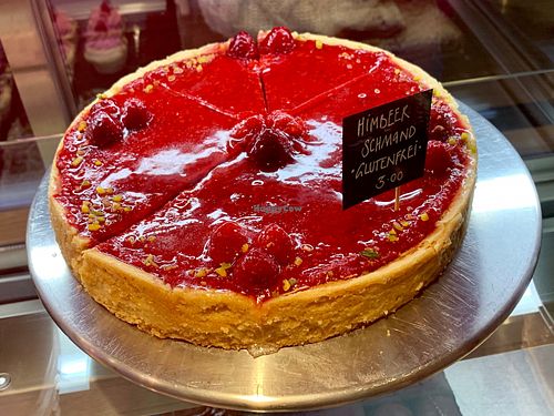 raspberry cake (non-vegan) at Katjes Cafe Grün-Ohr in Berlin