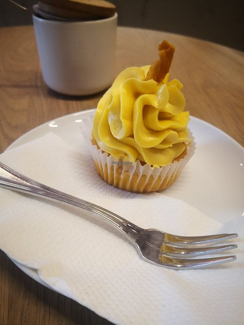 Mango vegan cupcake at Katjes Cafe Grün-Ohr in Berlin
