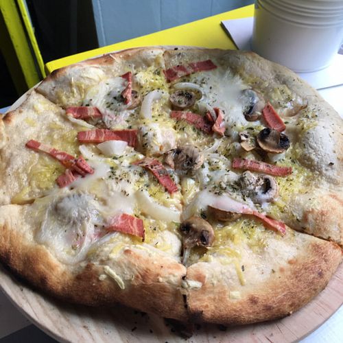 pizza carbonara at Pura Vida Vegan Bar in Madrid