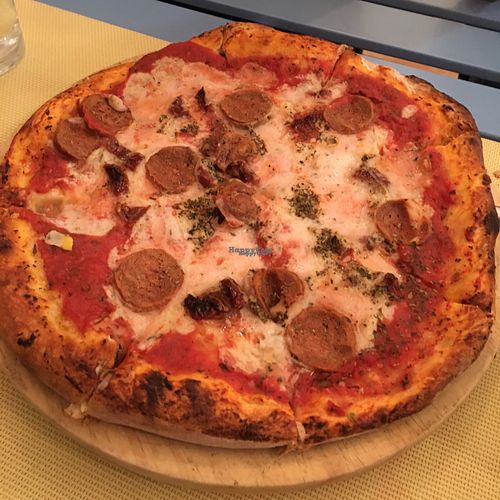 pizza alemana at Pura Vida Vegan Bar in Madrid