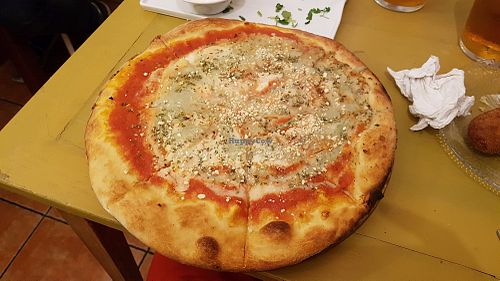 Four cheese pizza at Pura Vida Vegan Bar in Madrid