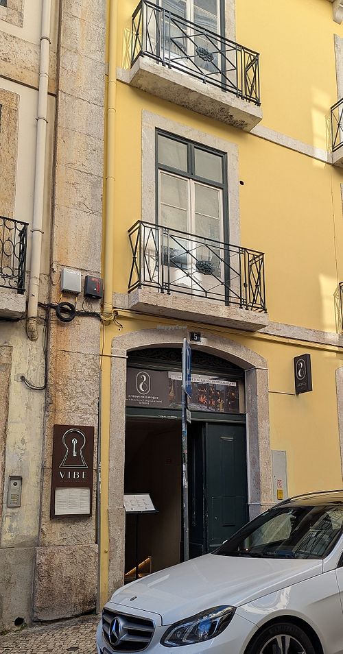 Easy-to-miss entrance at 26 Vegan Food Project in Lisbon