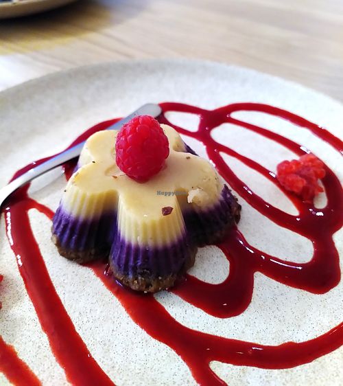 Orange/Red fruits raw cake at Sweet Rawmance in Paris