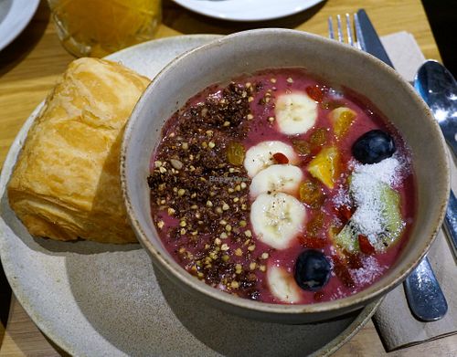 Sunday brunch Part 02: Smoothie/Chia bowl + Pain au chocolat at Sweet Rawmance in Paris