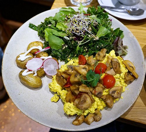 Sunday brunch Part 01: Toast at Sweet Rawmance in Paris