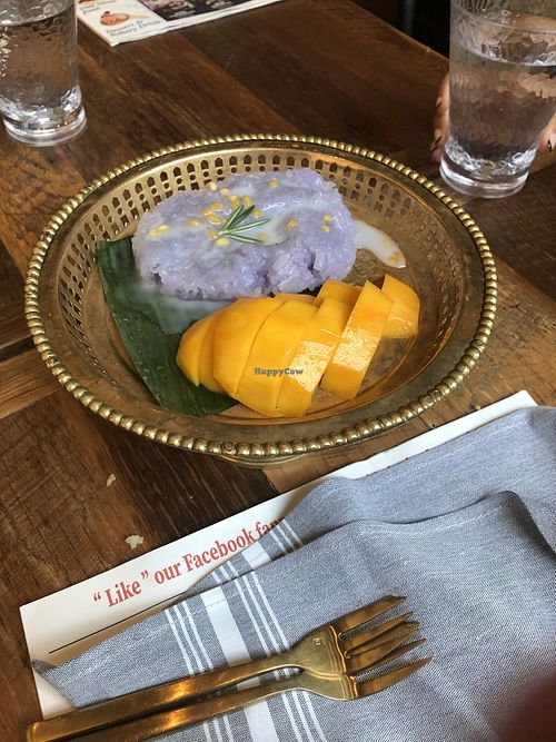 Mango Sticky Reis mit Kokosnuss Milch  at Sisters Thai in Fairfax