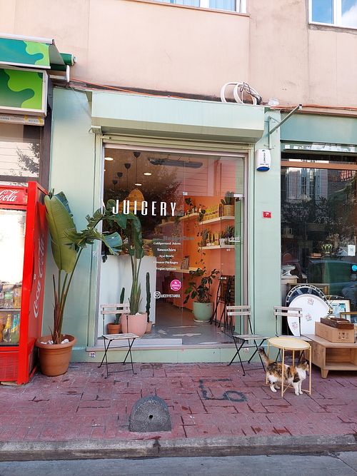 Outside at Juicery in Istanbul