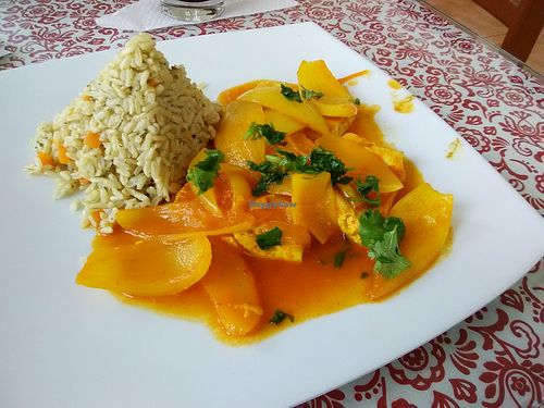 Sunday lunch: main plate with tofu & onions and a rice pyramid at Naturlandia in Lima