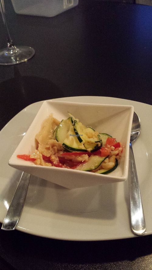 Aperitivo: Enslada de pepino, pimiento y setas con aliño de almendra at Distrito Vegano in Madrid