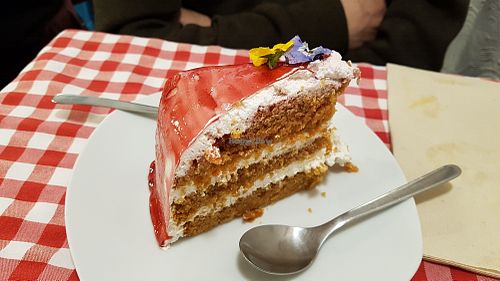 Cake with berries at Distrito Vegano in Madrid