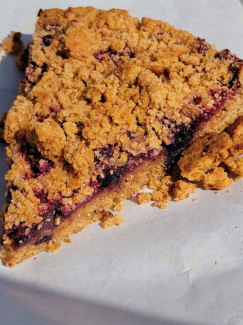 Berry crumble to go at Viveg in Santiago