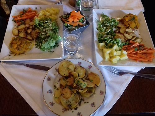 2 assiettes veggie (vegan) 17.90€ et une assiette de pommes de terre sautées 4.50€ at La Salamandre in Etretat