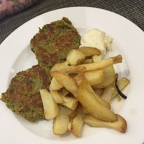 hamburguesa de espinacas y patatas con alioli at Camino Vegano in Logrono