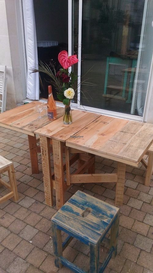 Palet table on the terrasse at Le Court Circuit in Tours