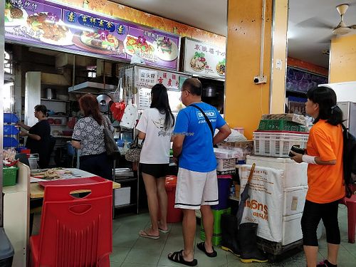 queue in front of stall at Jixiang Vegetarian in West Singapore