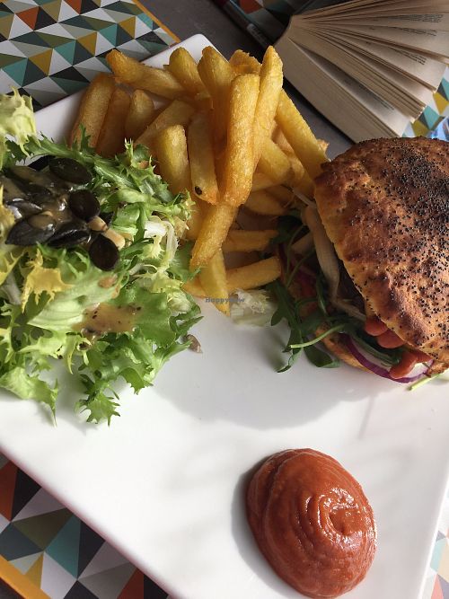 vegan burger at L'Eden Sans Gluten in Strasbourg