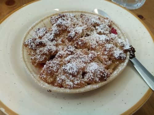 Apple & raspberry crumble at La Face B in Lille