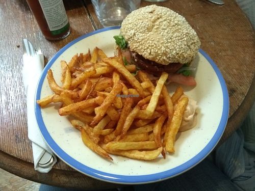 Vegan burger with vegenaise at La Face B in Lille