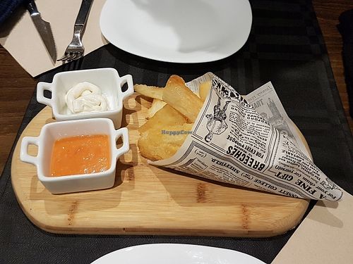 Yuca frita con salsas veganas at DETACON in Huesca