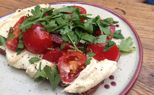Hummus rye bread with tomato at Hommage in Cologne