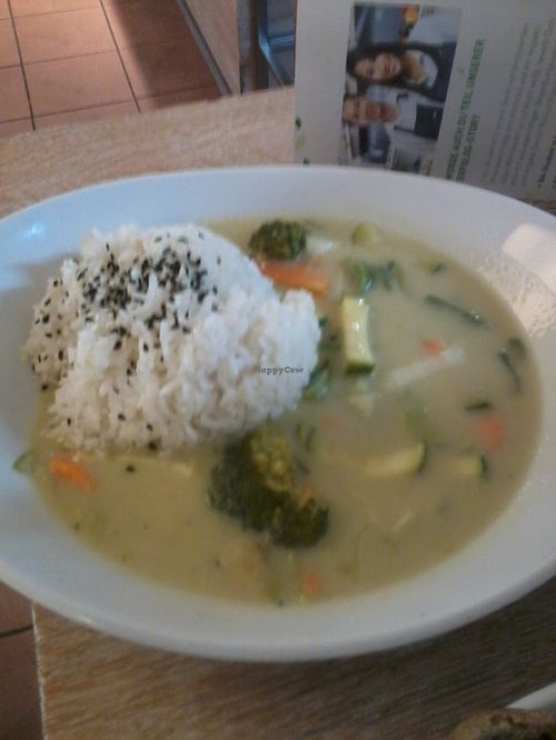 Vegan green veggie curry and rice at Dean & David - Schellingstr in Munich