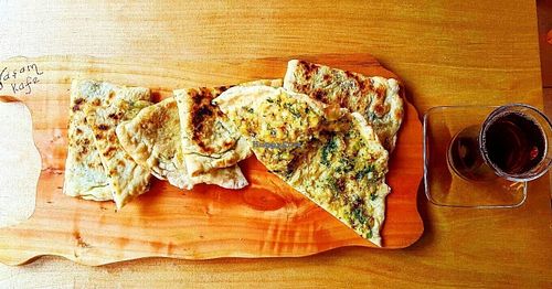 Patilayı geliştirdik, artık hamuru daha ince ve peynirlisinin içinde taze soğan, patateslisinde de dereotu var. Miss gibi sıcak sıcak. Kahvaltıda vazgeçilmez gibi bi'şey  at Yasam Vegan Kafe in Izmir