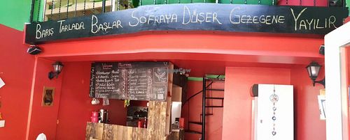 Barış tarlada başlar sofraya düşer gezegene yayılır.

Our motto now is: 'Peace begins in the fields, comes on your plate and spreads across the world.' at Yasam Vegan Kafe in Izmir