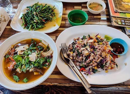 Tom Yum and spicy Thai fried rice (Kee mao) #Veganuary at Jai Mai Jumjay in Chiang Mai