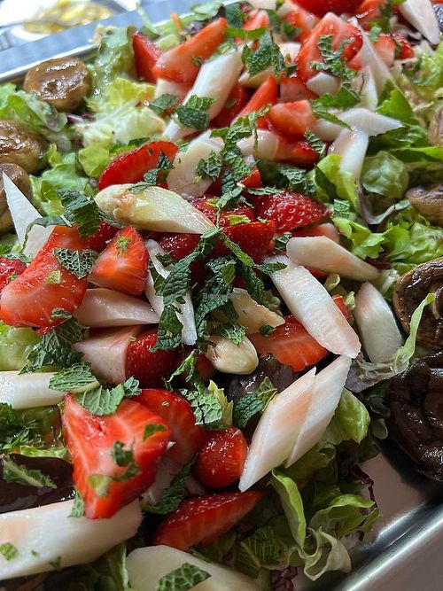 Blattsalate, Spargel, Erdbeeren, Minze an Erdbeer-Pfeffer-Crema at Refugio in Unna