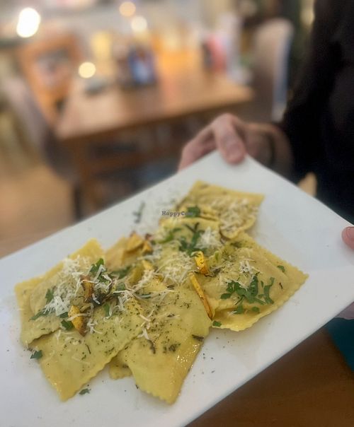 Handgefertigte Ravioli mit Butternut in veganer Salbei-Butter mit veganen Parmesan at Refugio in Unna