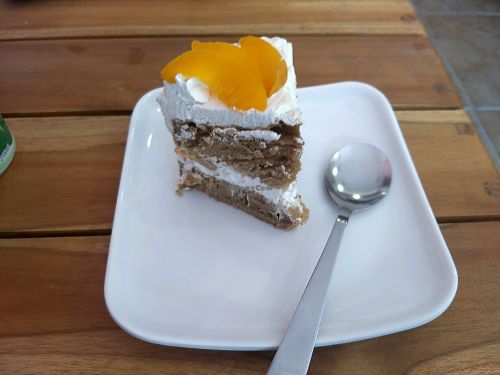 vanilla peach vegan cake at Frambuesa Pastelería Vegan in Bogota