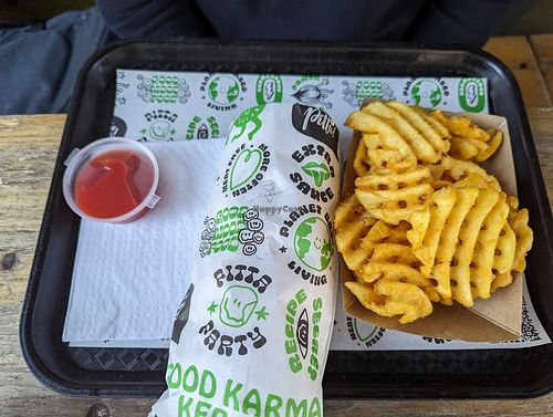 Falafel nit Riffelpommes at What The Pitta in London