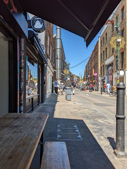 Blick von den Außensitzen at What The Pitta in London