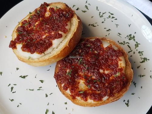 Bagel pizza at De Aca in San Jose