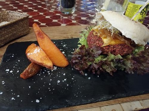 Veganer Burger at Aubergine in Ibiza
