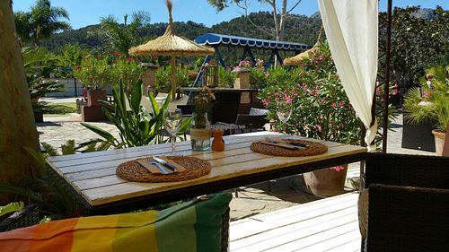 Wonderful relaxed atmosphere outside at Restaurant Quay in Mallorca