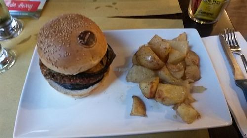 veggke burger quinoa & zucchine, eggplant, tomatoes and Basil cream at Fatto Bene Burger in Milan