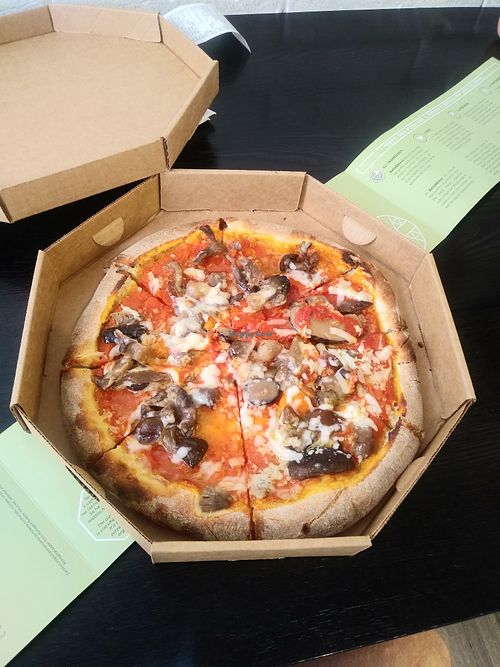 🍕 with mushrooms and vegan cheese at Bella&Brava in Venice