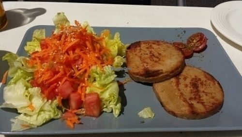 steak of seitan and salad  at Levante Slow Food in Los Canos De Meca