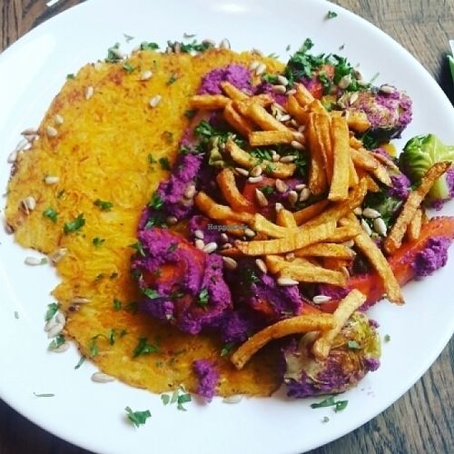 vegetable pancake with chips and veggies at veganka in Katowice