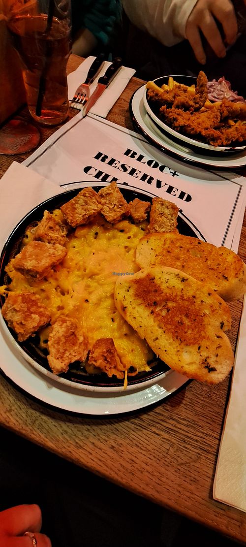 Mac and cheese with popcorn seitan + garlic bread at Bloc Bar Glasgow in Glasgow