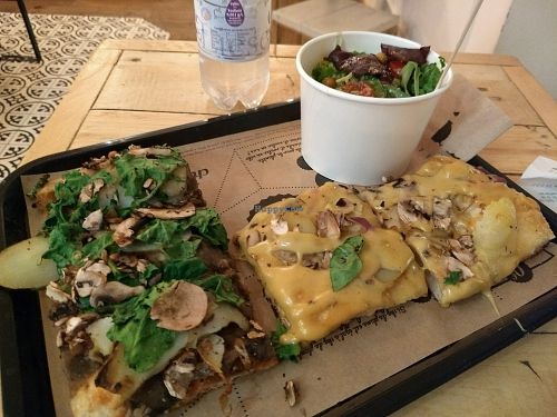 2 slices and salad at Hank Vegan Pizza in Paris