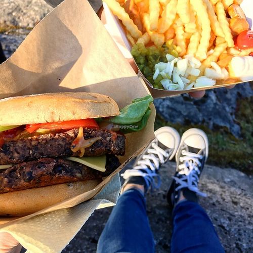 Double cheese burger & makkaraperunat at Jänö in Helsinki