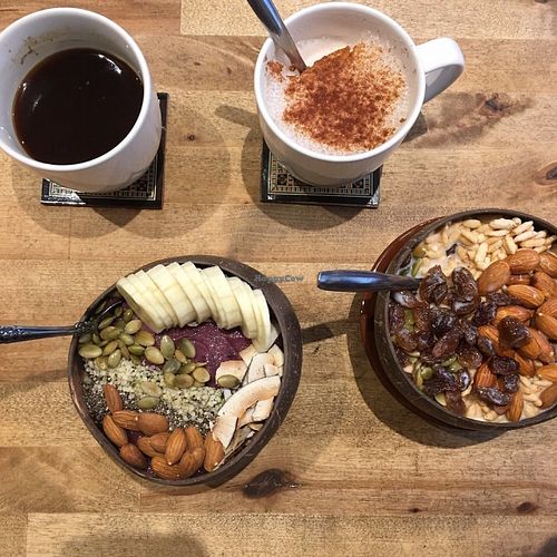 Americano, thé chaï, bol d'açaï et bol de céréales at Belem Cafe & Yoga in Montreal