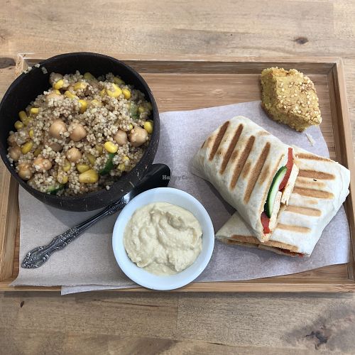 Wrap du jour avec tofu, hummus, salade de couscous et sfouf at Belem Cafe & Yoga in Montreal