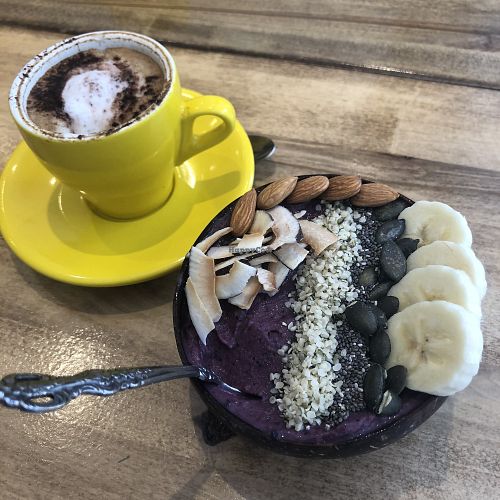 Bol d'açaï et cappuccino au lait de soya at Belem Cafe & Yoga in Montreal