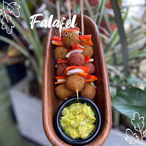 Pinchos de falafel y quinoa at Burger Green  in Pereira